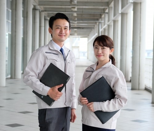作業着の人々