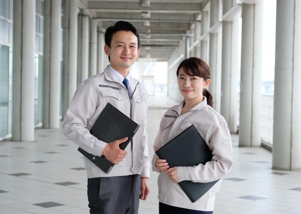 作業着の人々