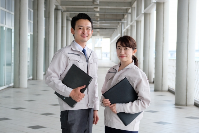 作業着の人々