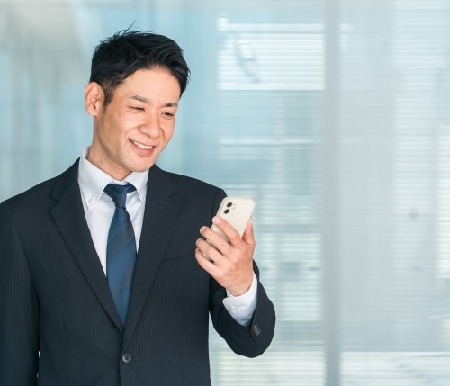 スマホを見ている男性