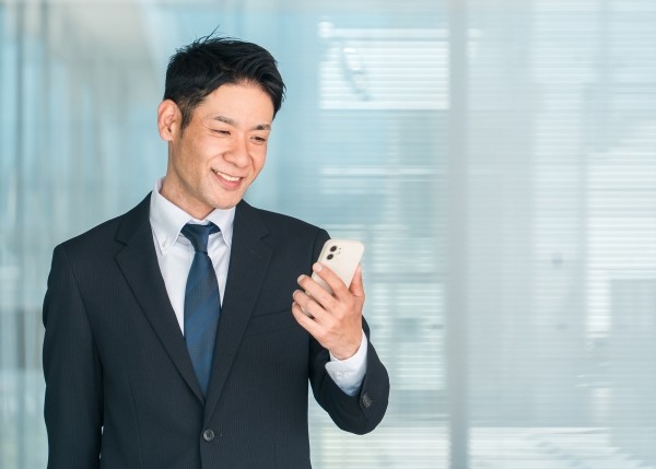 スマホを見ている男性