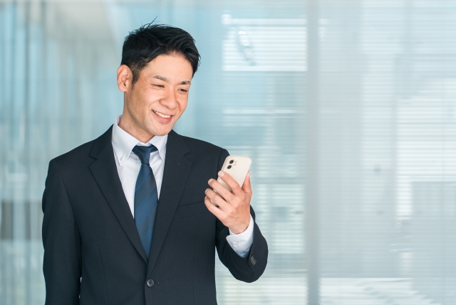 スマホを見ている男性
