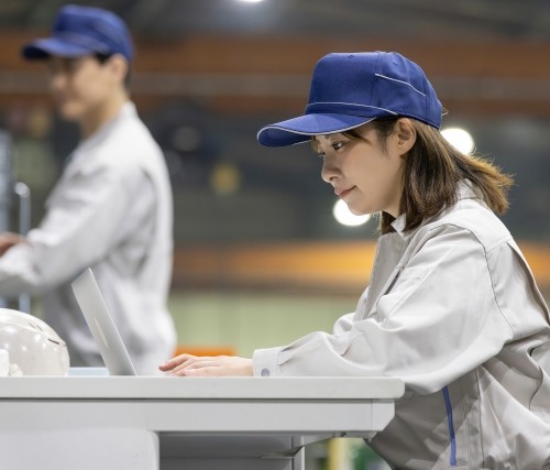 工場内で働く男女