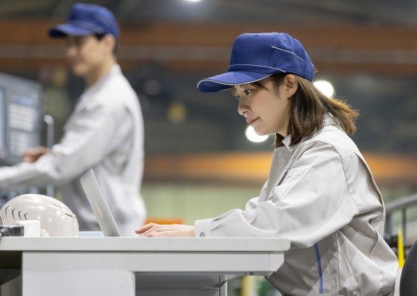 工場内で働く男女