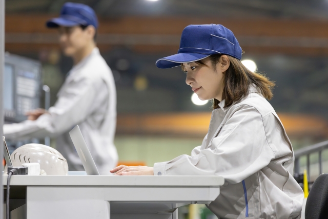 工場内で働く男女