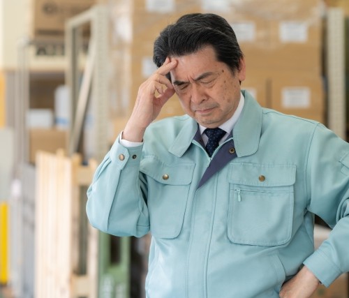在庫管理に悩む男性
