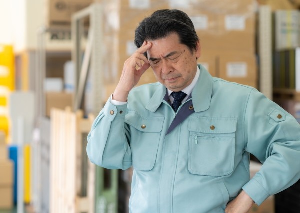 在庫管理に悩む男性