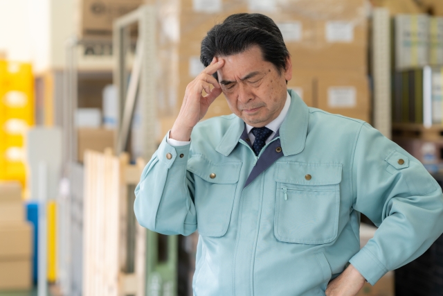 在庫管理に悩む男性